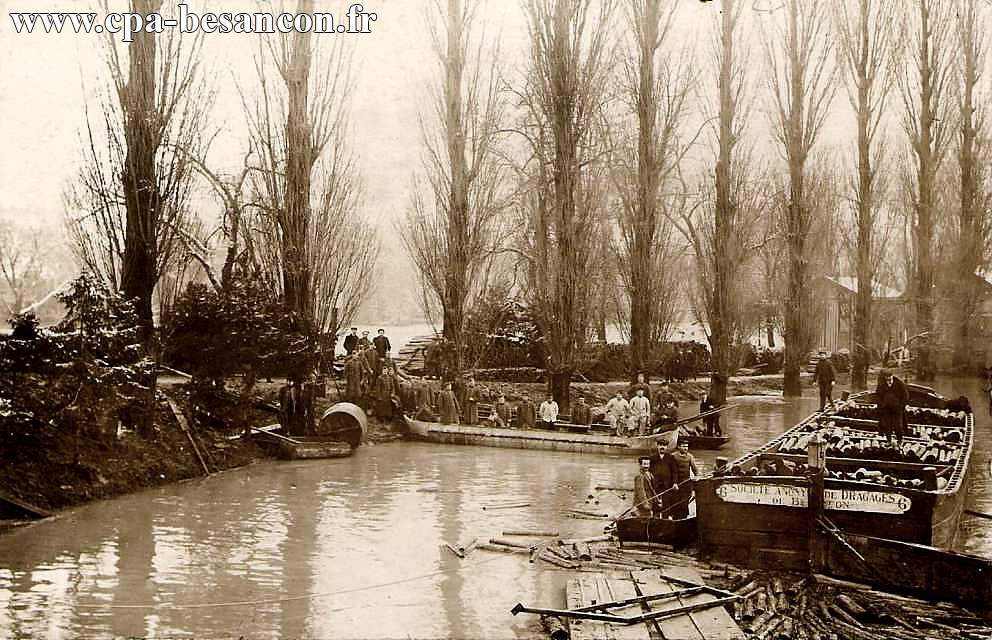 BESANÇON - Inondations de janvier 1910 - Dragage du bois sur le Doubs à proximité du moulin St Paul.